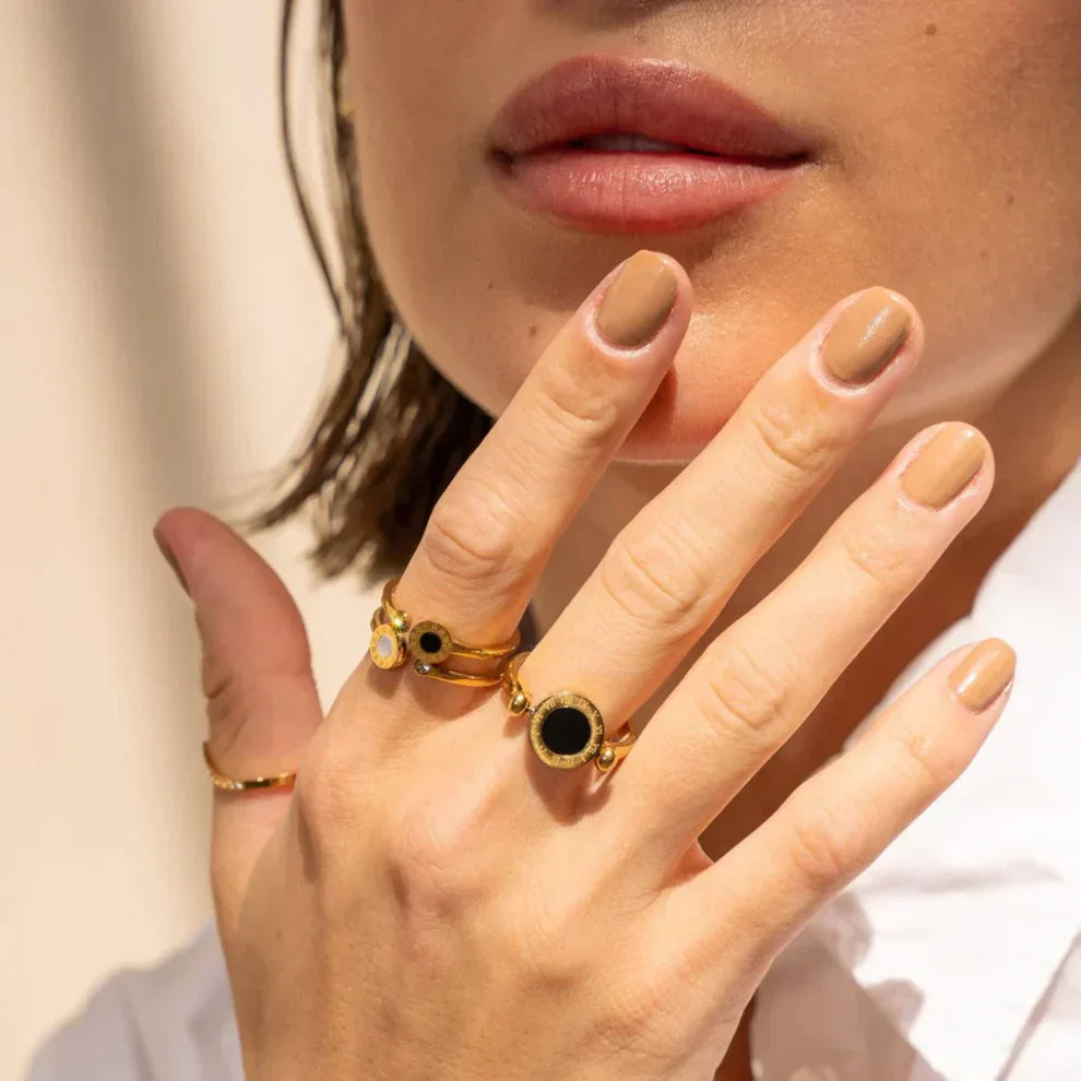 **Rome Ring with Onyx and Zirconia**